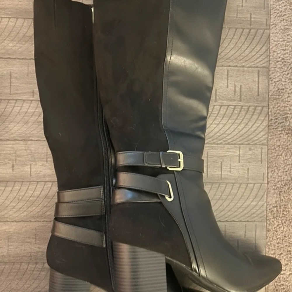Chic Black Heeled Boots with Buckle Detail